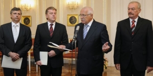 Politick&eacute; &scaron;pičky spř&aacute;daj&iacute; pl&aacute;ny, jak &Uacute;stavn&iacute; soud obej&iacute;t.
