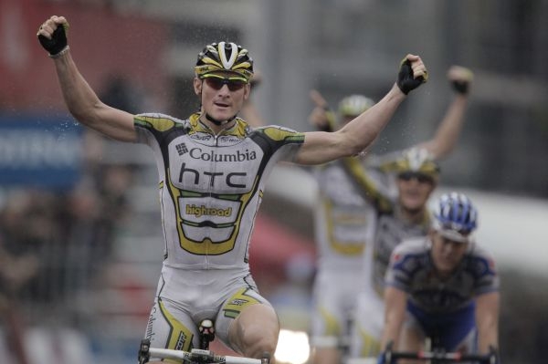 André Greipel v závěrečném finiši cyklistického závodu. André Greipel v závěrečném finiši cyklistického závodu.