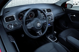 Palubní deska do značné míry kopíruje větší Volkswagen Golf.