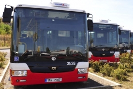 Linkový autobus poničil po srážce s autem několik dalších vozů.