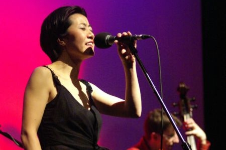 Čínská zpěvačka Feng - yün Song spojuje čínskou tradici s jazzem.
