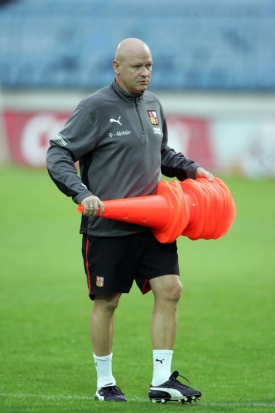 Trenér českých fotbalistů Ivan Hašek během pátečního tréninku.