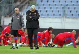 Kouč Hašek, poradce Brückner a za nimi fotbalista Rosický.