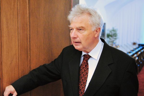 &quot;Melčák odložení voleb nepožadoval,&quot; tvrdí Lněnička.