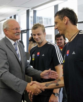 Slovenské fotbalisty navštívil ve čvrtek prezident SR Ivan Gašparovič.