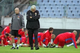 Kouč Ha&scaron;ek, jeho poradce Br&uuml;ckner, za nimi protahuj&iacute;c&iacute; se Rosick&yacute;.