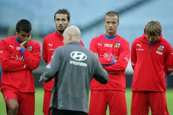 Kouč Ivan Hašek rozdává na tréninku pokyny českým fotbalistům. Kouč Ivan Hašek rozdává na tréninku pokyny českým fotbalistům.