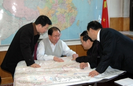 Wang Le-Kuan (druh&yacute; zleva) vl&aacute;dl v Urumči tvrdou rukou.