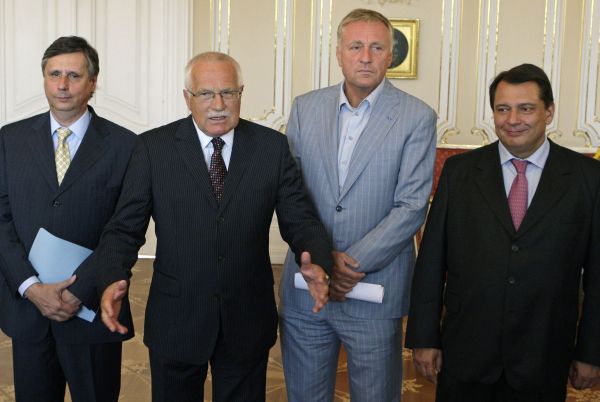 Političtí šéfové se opět sejdou kvůli volbám, tentokrát bez Klause. Političtí šéfové se opět sejdou kvůli volbám, tentokrát bez Klause.