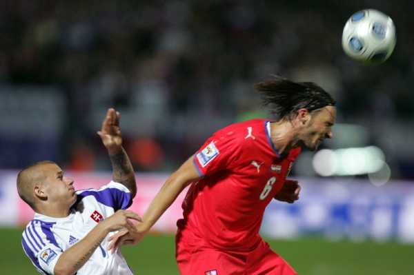 Hráči bojovali, Jankulovski při defenzivní práci.
