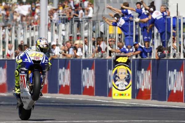 Valentino Rossi oslavuje vítězství na okruhu v San Marinu. Valentino Rossi oslavuje vítězství na okruhu v San Marinu.
