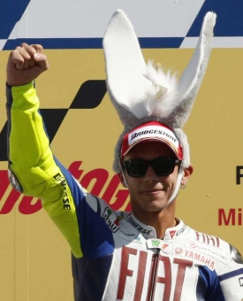 Rossi opět udivoval. Na stupn&iacute;ch v&iacute;tězů s osl&aacute;ma u&scaron;ima.