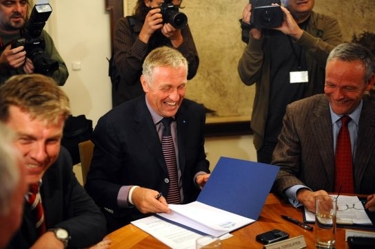 Před začátkem jednání panovala v místnosti uvolněná atmosféra. Před začátkem jednání panovala v místnosti uvolněná atmosféra.