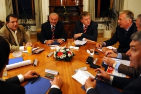 Političt&iacute; l&iacute;dři usedli ke kulat&eacute;mu stolu.