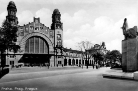 Původn&iacute; socha byla před n&aacute;draž&iacute;m vztyčena v roce 1928.
