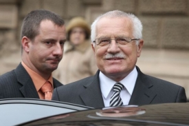 Klaus podepíše takový zákon, jaký mu parlament předloží. Klaus podepíše takový zákon, jaký mu parlament předloží.