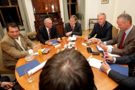 Předsedy stran a šéfy parlamentních komor čeká večer další jednání.