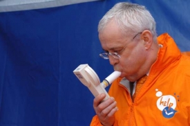 Současný český komisař Špidla při akci k boji s tabákem.