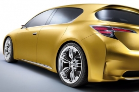 Lexus LF-Ch je v základu hybrid.