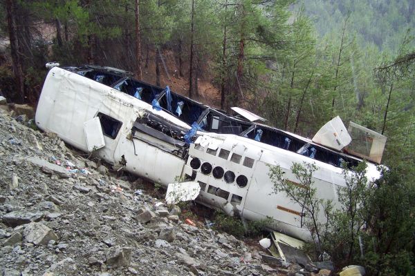 Řidič nepřizpůsobil rychlost stavu silnice, autobus se převrátil.