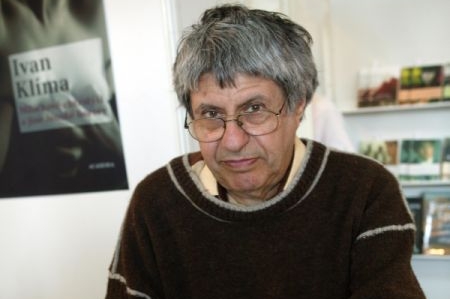 Knihy Ivana Klímy jsou také předmětem sporu s firmou Google. 
