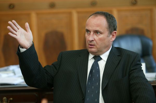 Ministr průmyslu a obchodu v úřednické vládě Vl. Tošovský