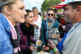 Miss Iveta Lutovsk&aacute; (uprostřed v b&iacute;l&eacute;m) s ostatn&iacute;mi finalistkami.