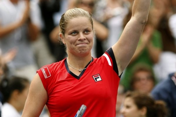 Kim Clijstersová zdraví tribuny po postupu do semifinále.
