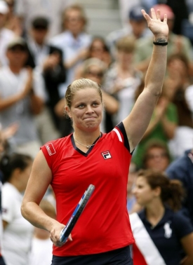 Kim Clijstersová zdraví tribuny po postupu do semifinále.