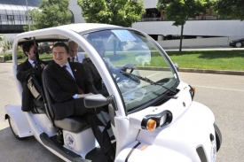 Barroso v elektrickém vozíku na summitu G8.