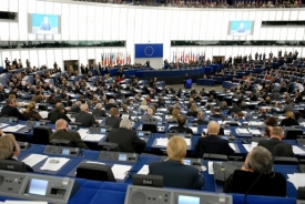 Šéf EK pilně lobbuje mezi europoslanci.