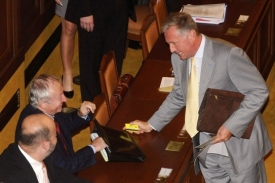 Pecina, Janota a Topolánek (zleva) na schůzi Poslanecké sněmovny.