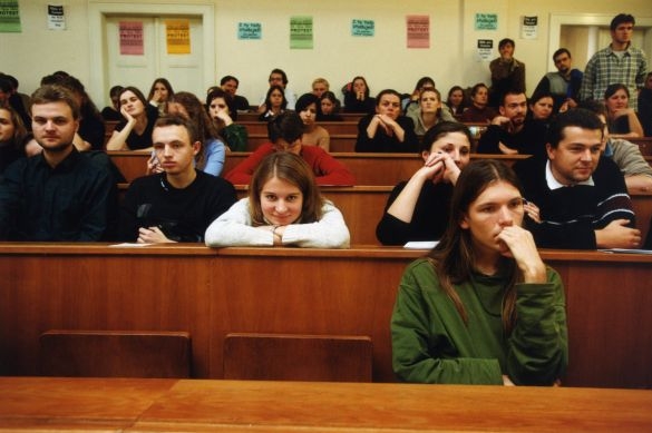 Studenti si nebudou moci platit studia ze stavebního spoření.