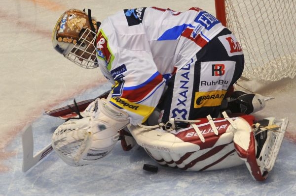 Dominik Hašek předvedl několik jistých zákroků.