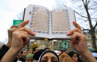 Demonstrace mohamedánek proti snaze zakazovat šátky.