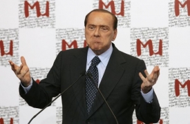 Berlusconi válčí s novináři.