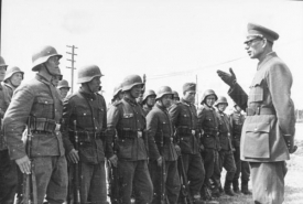 Gener&aacute;l Vlasov s voj&aacute;ky ROA roku 1944.