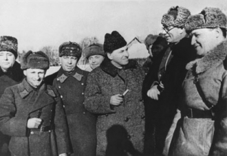 Gener&aacute;l dost&aacute;v&aacute; roku 1942 Leninův ř&aacute;d.