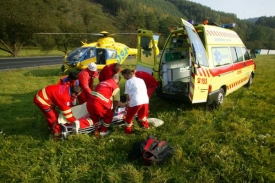 Řidiči přek&aacute;žela sanitka a tak s n&iacute; chtěl popojet.