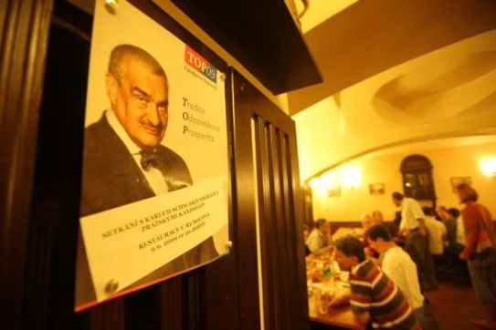 Karel Schwarzenberg chodí na pivo nejraději před volbami.