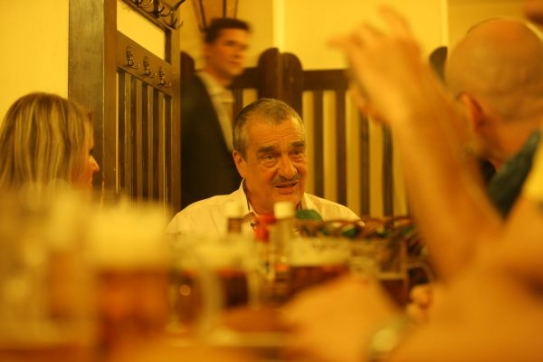 U každého stolu byl šéf TOP 09 středem pozornosti.