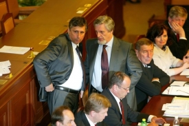 Politici svým fanouškům popisují i aktuální dění ve sněmovně.