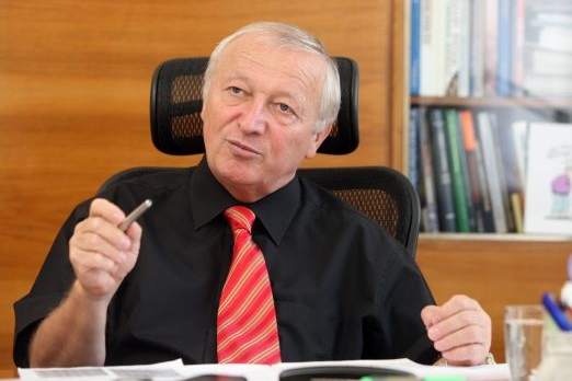 Ministr financí Eduard Janota. 