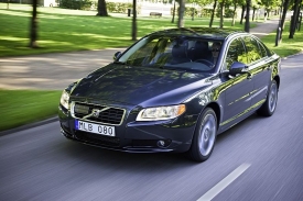 Volvo S80 prošlo faceliftem a znak na masce chladiče je větší.