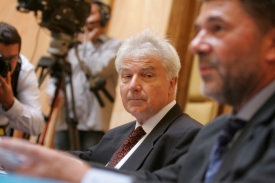 Stěžovatel Milo&scaron; Melč&aacute;k, v popřed&iacute; jeho z&aacute;stupce Jan Kalvoda.