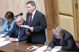 Zaor&aacute;lek musel odpov&iacute;dat na dotazy &scaron;esti z patn&aacute;cti soudců.