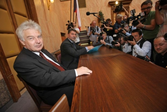 Poslanec Melčák a jeho advokát Kalvoda u Ústavního soudu uspěli. Poslanec Melčák a jeho advokát Kalvoda u Ústavního soudu uspěli.