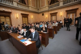 Jedn&aacute;n&iacute; prob&iacute;halo za značn&eacute; pozornosti novin&aacute;řů a veřejnosti.