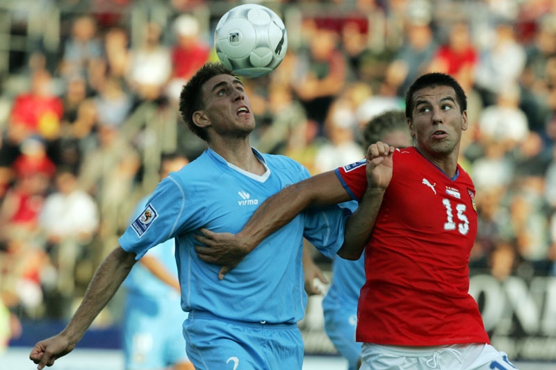 Milan Baroš v souboji o míč.