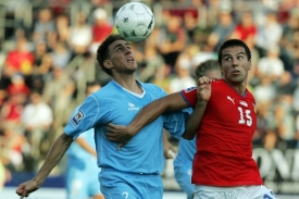 Milan Baroš v souboji o míč.